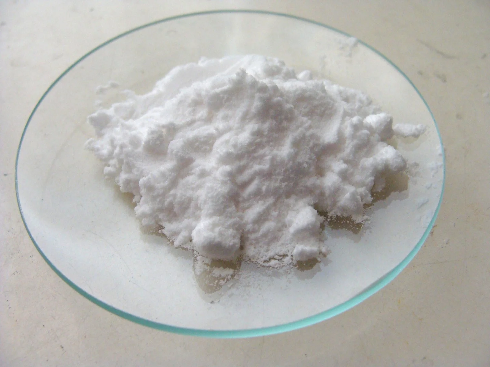 Bicarbonato de sódio em pó utilizado para absorver umidade e neutralizar odores em calçados e pés