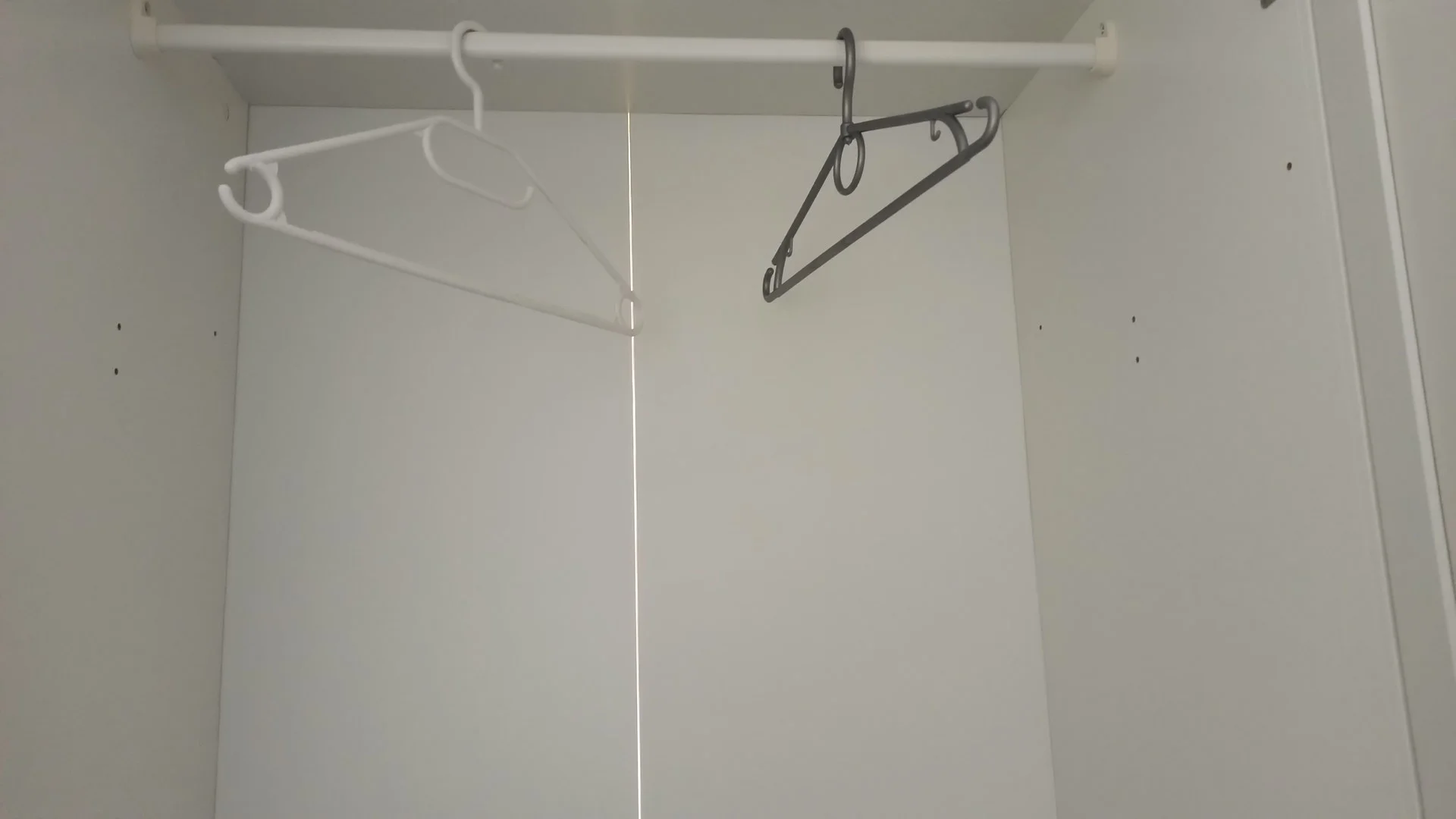 Guarda-roupa organizado e arejado para prevenir a proliferação de mofo