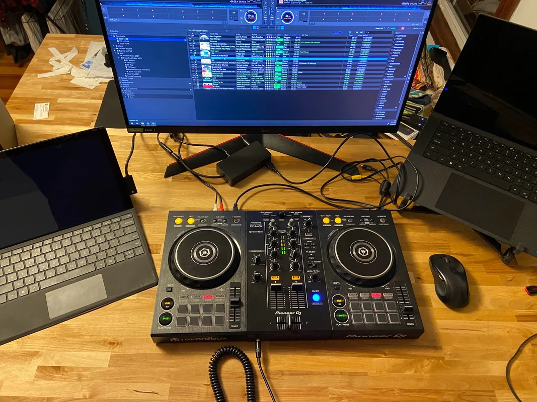 Mesa de trabalho com computadores para pós-produção e edição de vídeo com IA.