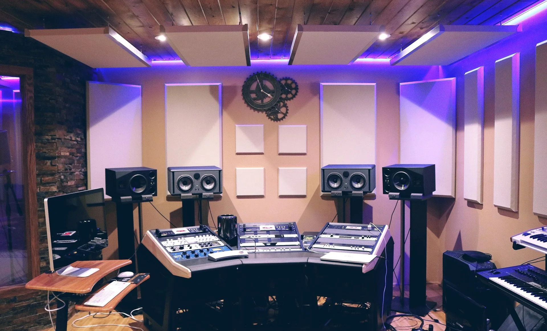 Console de mixagem de estúdio de gravação para controle de trilhas sonoras, efeitos e narrações.