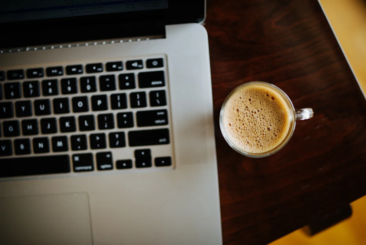 Espaço de trabalho com notebook e materiais de pesquisa para estruturação de roteiros com inteligência artificial.