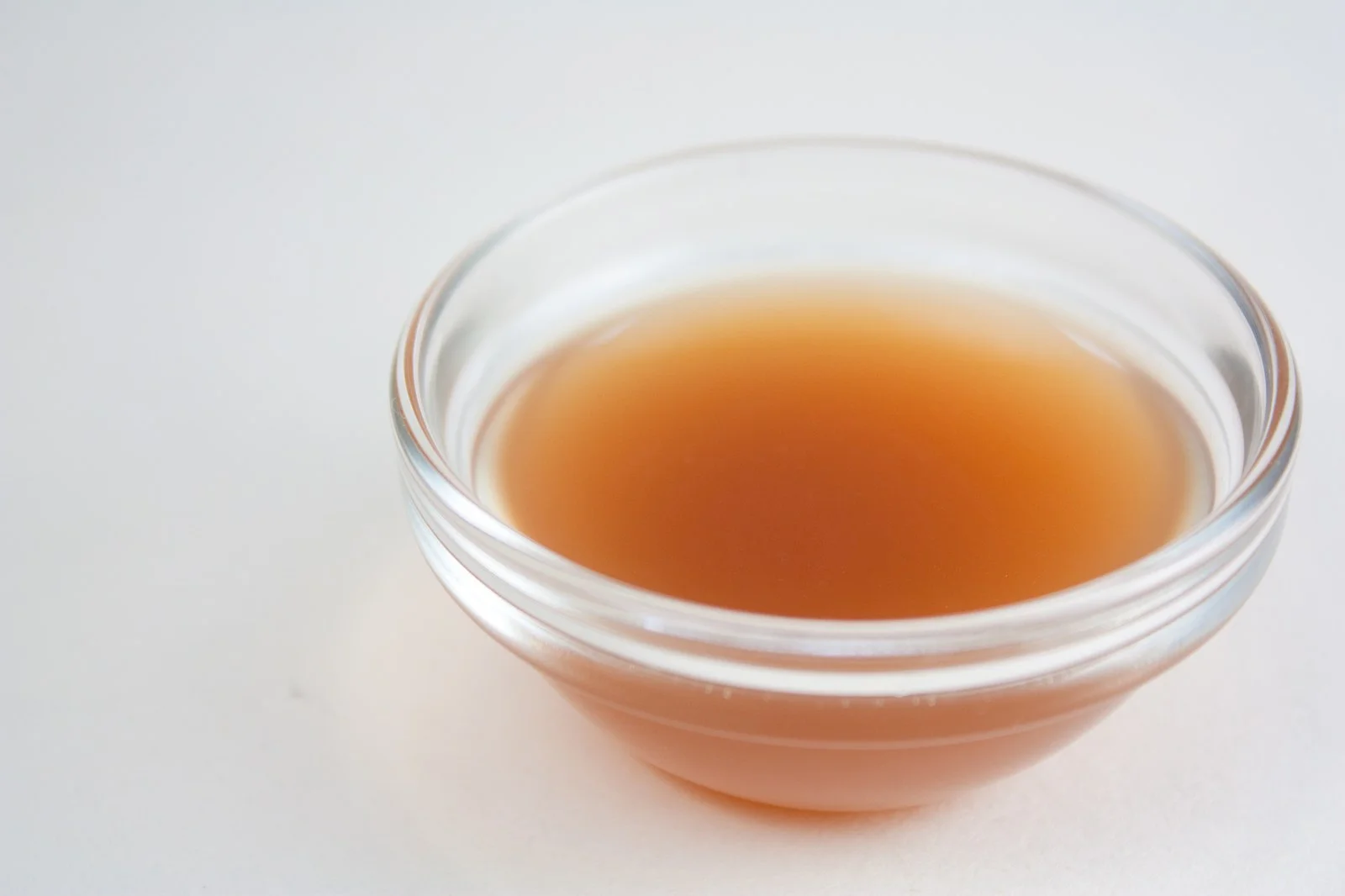 Garrafa de vinagre de maçã utilizado em banhos de imersão para regular o pH da pele dos pés