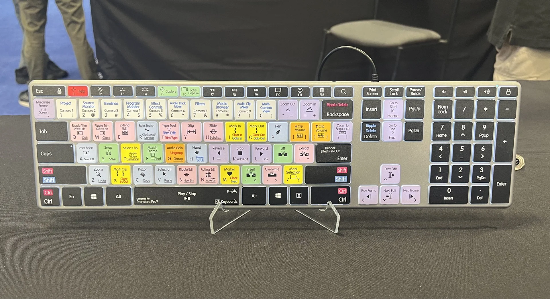 Teclado profissional dedicado com mapa de cores para edição audiovisual e animações de alta precisão.