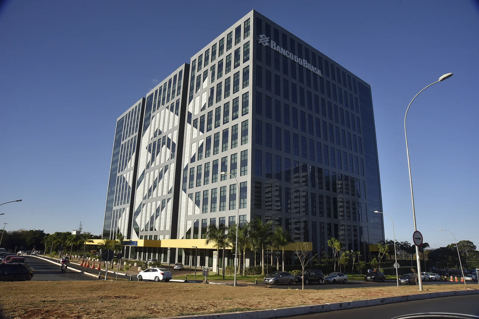 Cartão sem anuidade e concorrência bancária entre bancos digitais e tradicionais