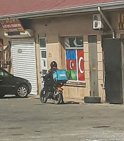 Entregador conferindo rota no aplicativo de smartphone